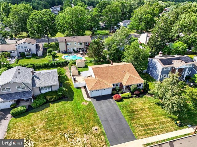 12 VIRGINIA STREET, Kendall Park, NJ 08824