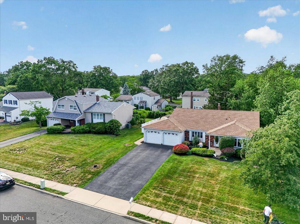 12 VIRGINIA STREET, Kendall Park, NJ 08824