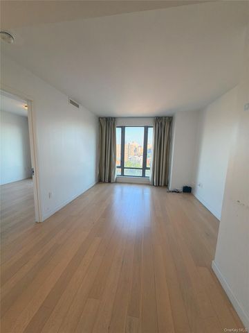 138-35 39th Avenue 13E, Flushing, NY 11354