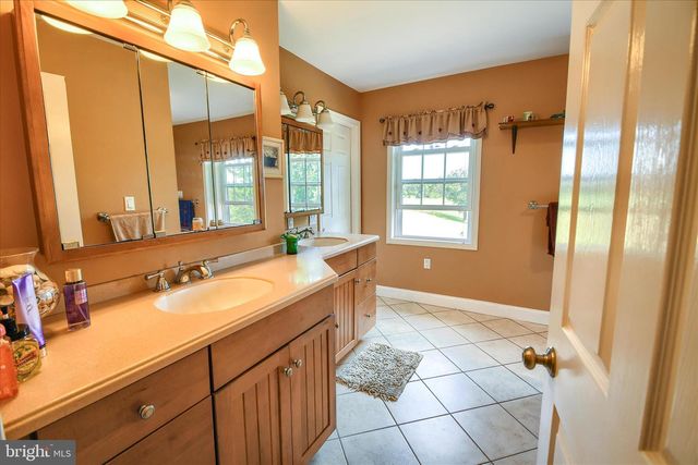 1010 SWEETBRIAR RD, Perkasie, PA 18944