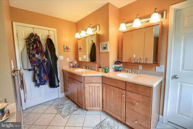 1010 SWEETBRIAR RD, Perkasie, PA 18944