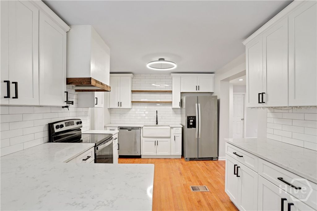 Image 13 of property listing at 121 E 65th Street, Savannah, GA 31405
