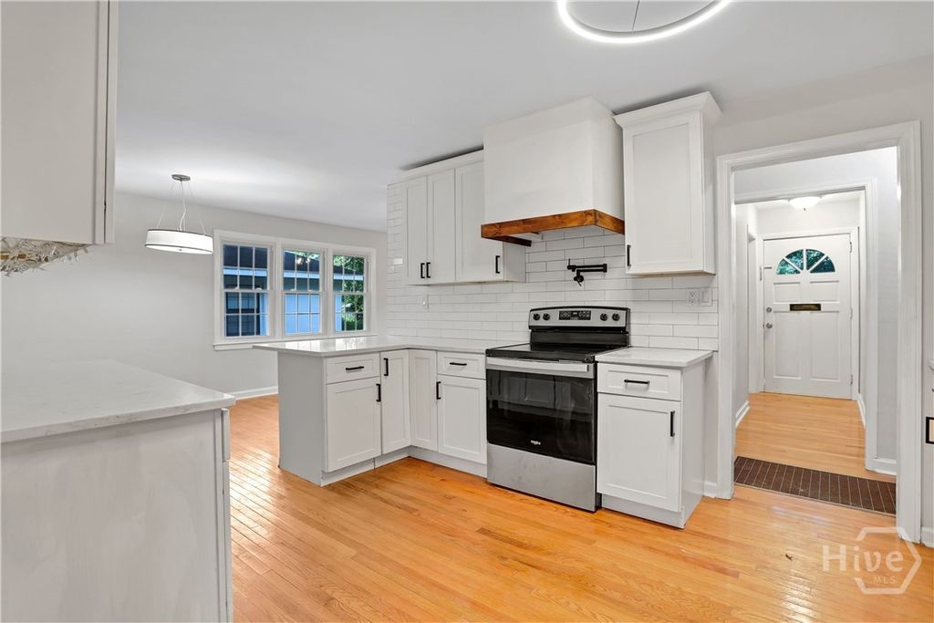 Image 14 of property listing at 121 E 65th Street, Savannah, GA 31405