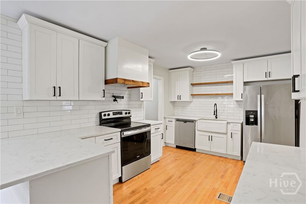 Image 15 of property listing at 121 E 65th Street, Savannah, GA 31405