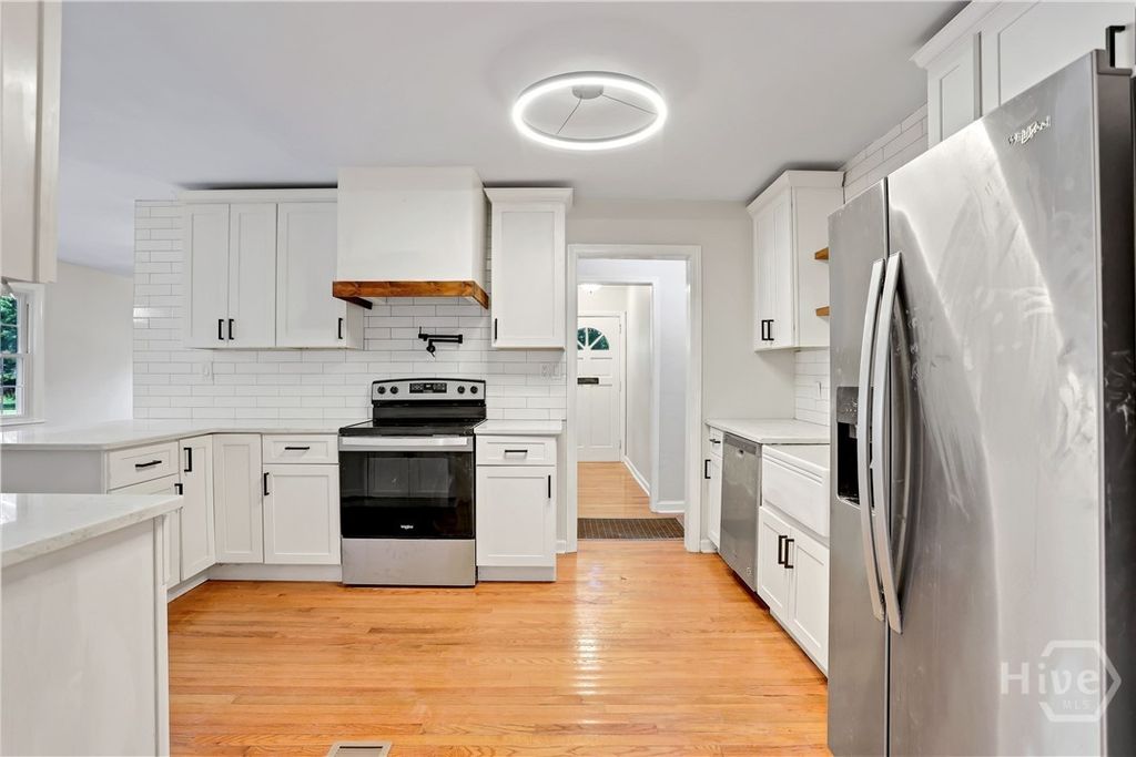 Image 17 of property listing at 121 E 65th Street, Savannah, GA 31405