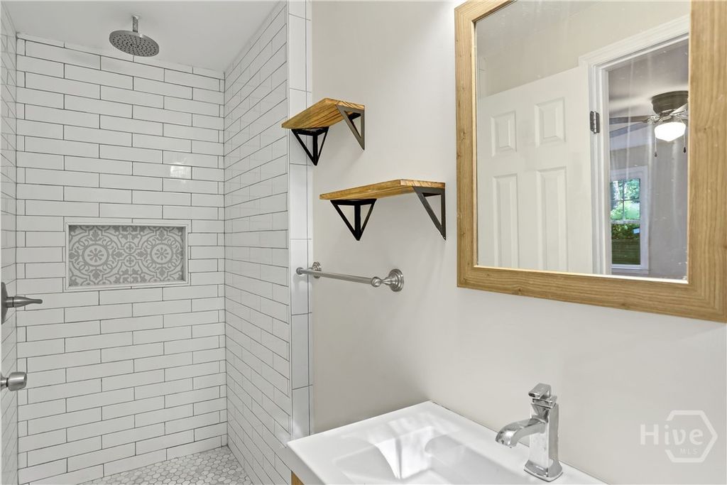 Image 28 of property listing at 121 E 65th Street, Savannah, GA 31405