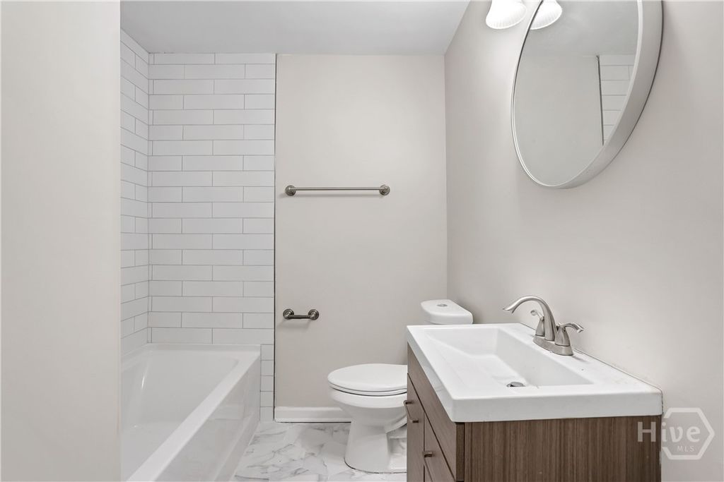 Image 39 of property listing at 121 E 65th Street, Savannah, GA 31405
