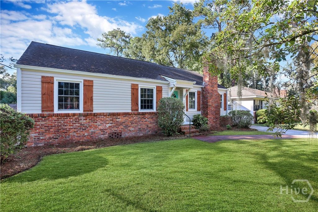 Image 4 of property listing at 121 E 65th Street, Savannah, GA 31405