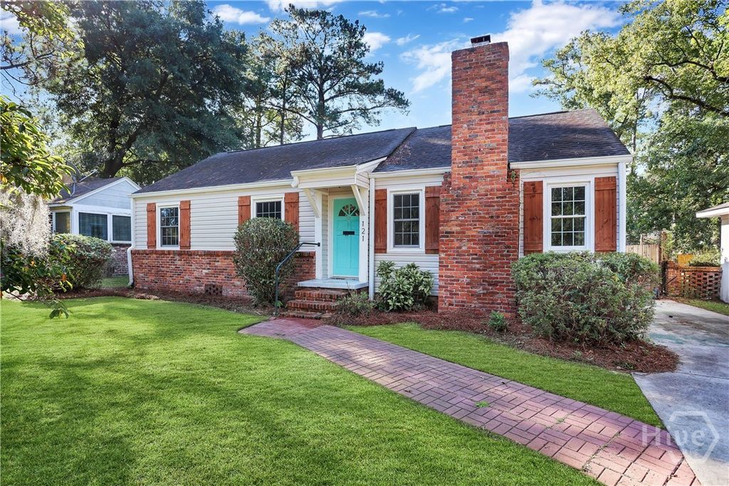 Image 5 of property listing at 121 E 65th Street, Savannah, GA 31405