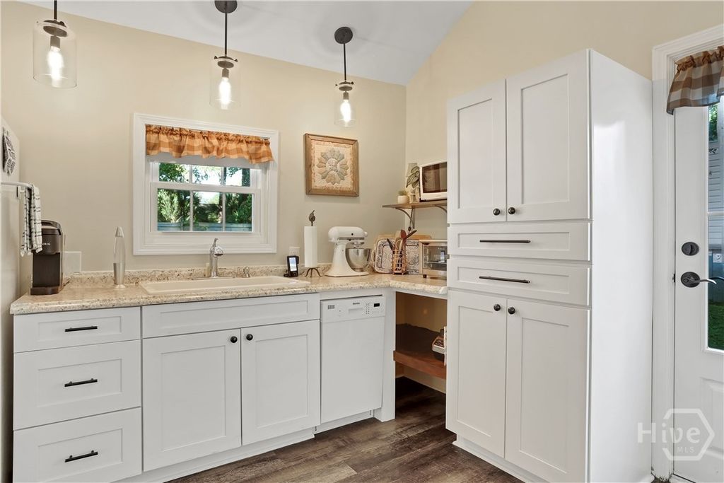 Image 50 of property listing at 121 E 65th Street, Savannah, GA 31405