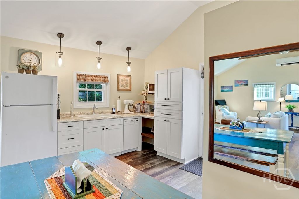 Image 51 of property listing at 121 E 65th Street, Savannah, GA 31405