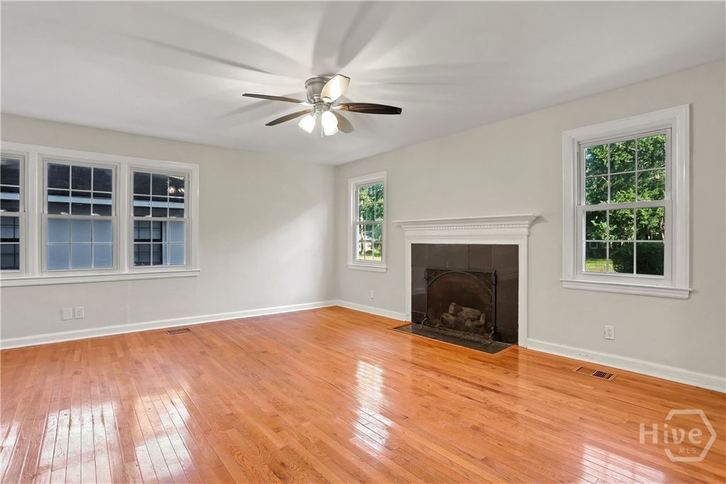 Image 7 of property listing at 121 E 65th Street, Savannah, GA 31405