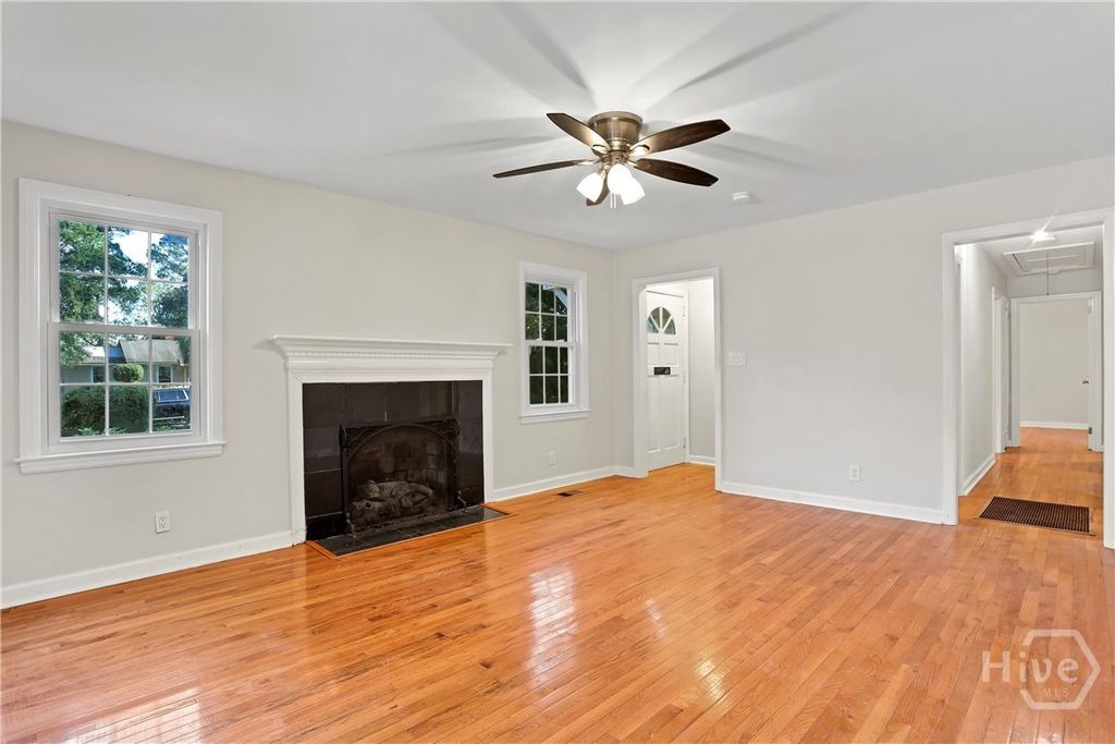 Image 8 of property listing at 121 E 65th Street, Savannah, GA 31405