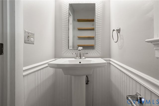 14401 Woods Walk Ln, Midlothian, VA 23112