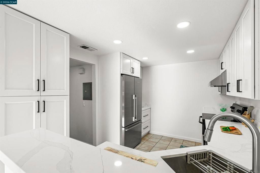 Image 5 of property listing at 1001 1001 Devonwood, Hercules, CA 94547