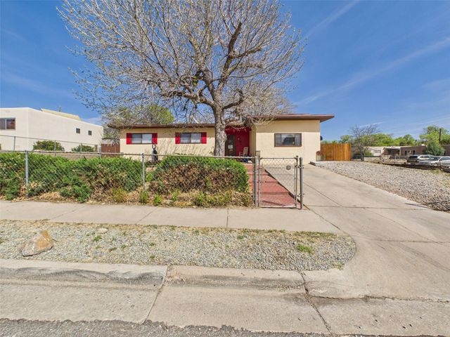 1009 San Lorenzo Drive, Santa Fe, NM 87505