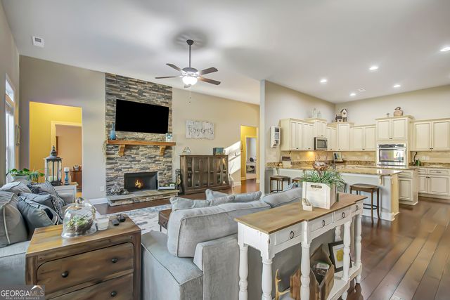 201 Country Lake Drive, Senoia, GA 30276