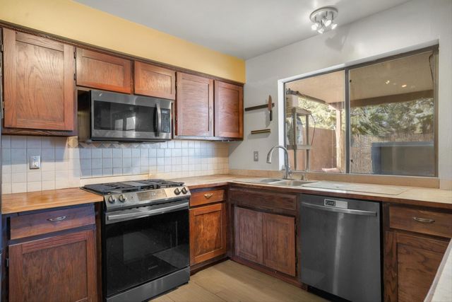 6219 Flor Del Sol Place NW, Albuquerque, NM 87120