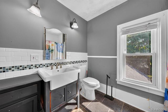 202 E Saint Clair Street, Almont, MI 48003