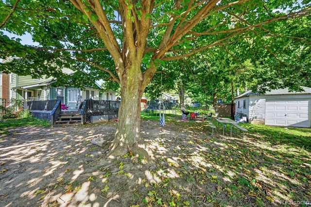 202 E Saint Clair Street, Almont, MI 48003