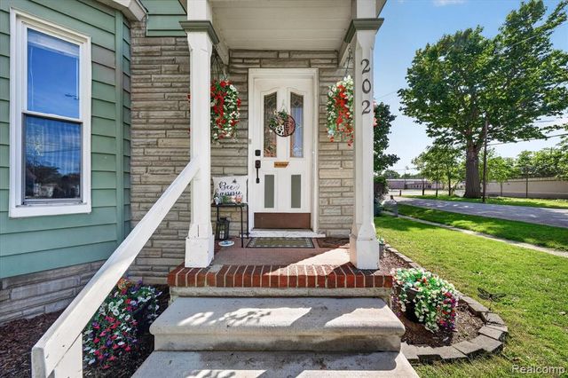 202 E Saint Clair Street, Almont, MI 48003