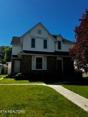 726 Clinton St, Harriman, TN 37748