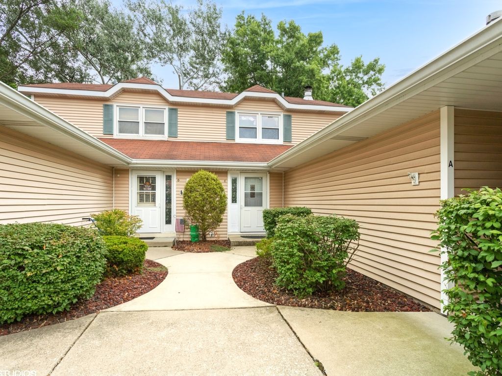 15247 Creekside Drive 29C, Oak Forest, IL 60452