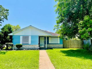 201 14th Avenue N, Texas City, TX 77590