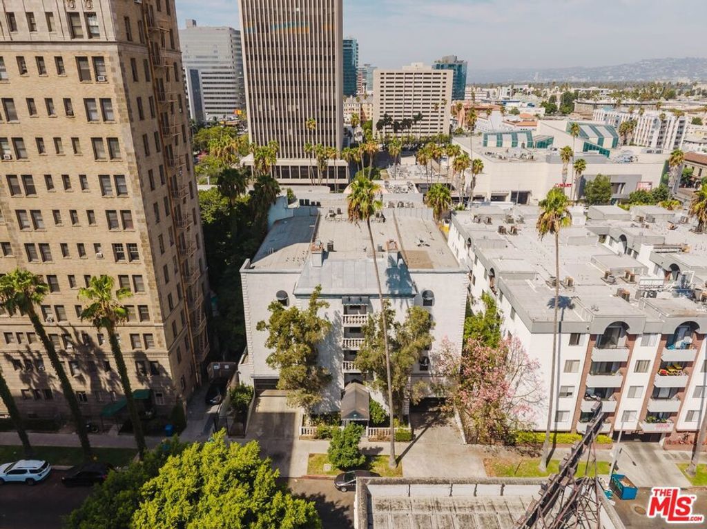 631 S Kenmore Avenue 303, Los Angeles, CA 90005 — exterior