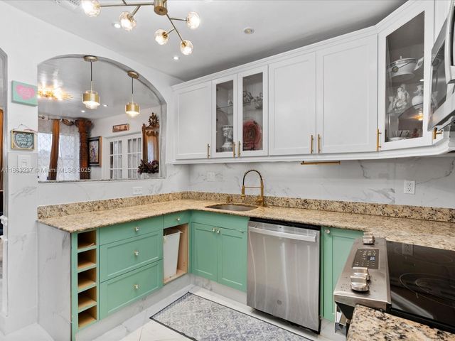 609 SW 2nd Ave, Hallandale Beach, FL 33009