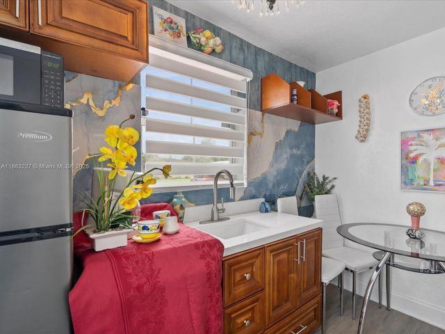 609 SW 2nd Ave, Hallandale Beach, FL 33009