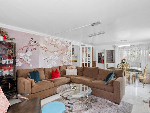 609 SW 2nd Ave, Hallandale Beach, FL 33009