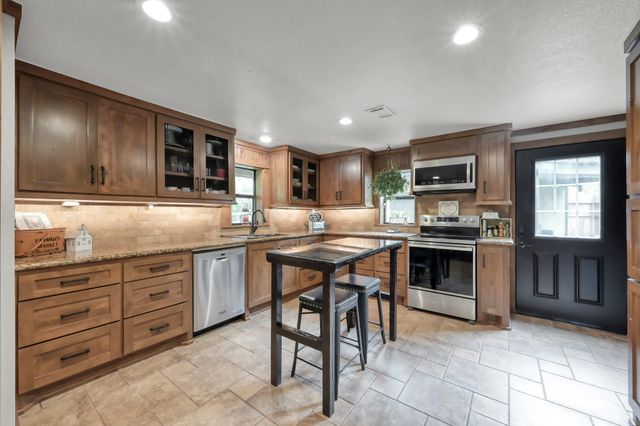 10716 N Lake Road, Montgomery, TX 77316