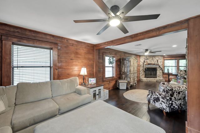 10716 N Lake Road, Montgomery, TX 77316