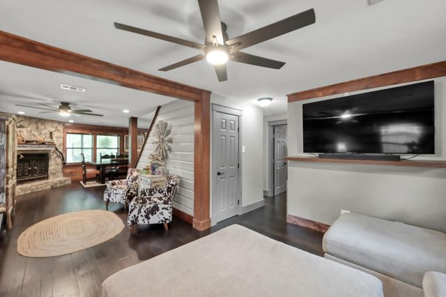 10716 N Lake Road, Montgomery, TX 77316