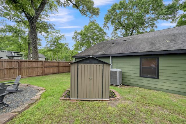 10716 N Lake Road, Montgomery, TX 77316