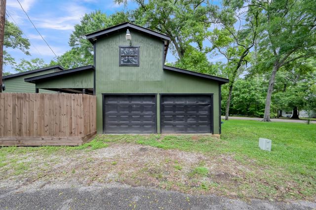 10716 N Lake Road, Montgomery, TX 77316