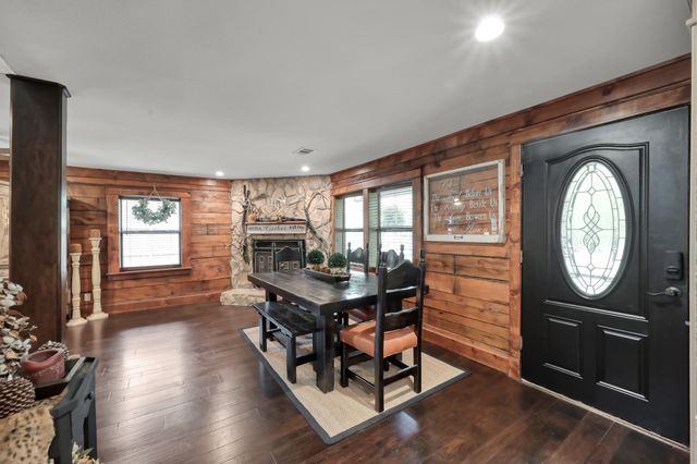 10716 N Lake Road, Montgomery, TX 77316