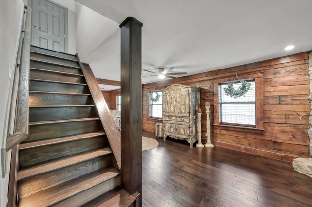 10716 N Lake Road, Montgomery, TX 77316