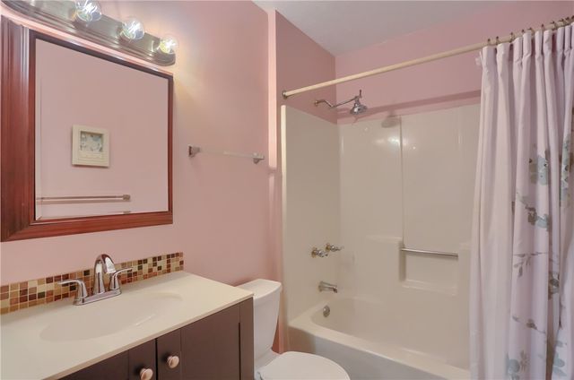 174 Old English Rd, Ross Twp, PA 15237