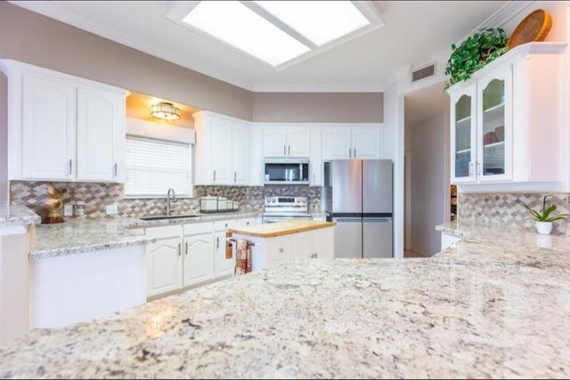 423 Hana Drive, Tiki Island, TX 77554