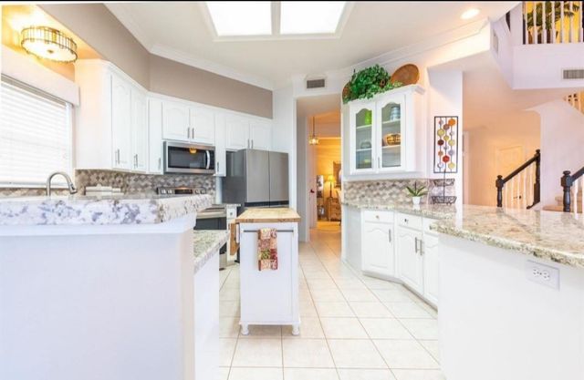 423 Hana Drive, Tiki Island, TX 77554