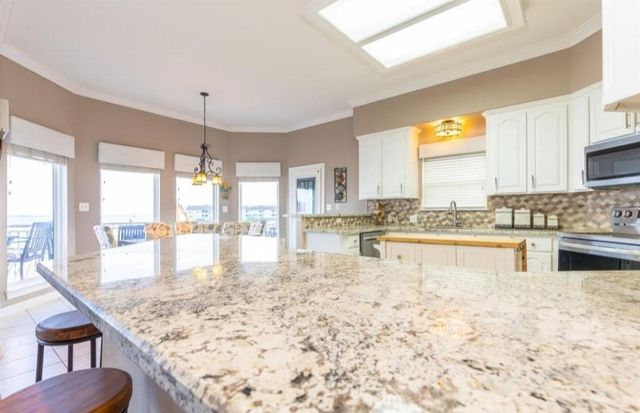 423 Hana Drive, Tiki Island, TX 77554