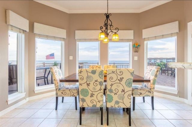 423 Hana Drive, Tiki Island, TX 77554