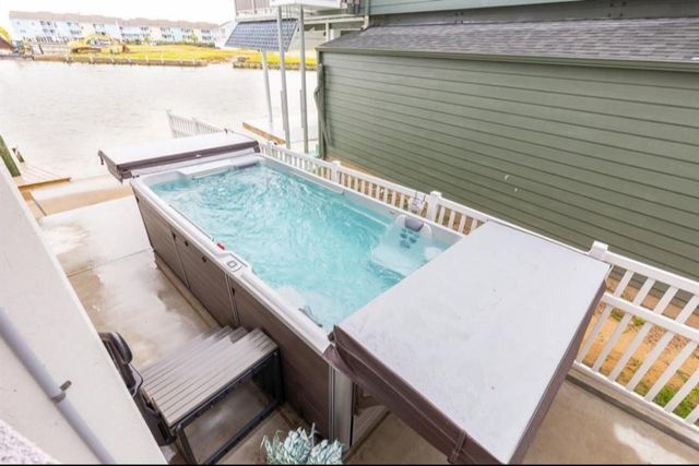 423 Hana Drive, Tiki Island, TX 77554