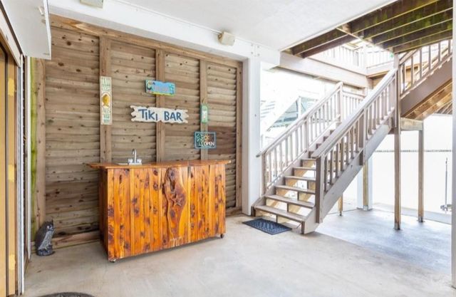 423 Hana Drive, Tiki Island, TX 77554