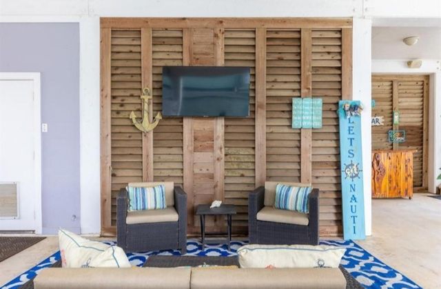 423 Hana Drive, Tiki Island, TX 77554