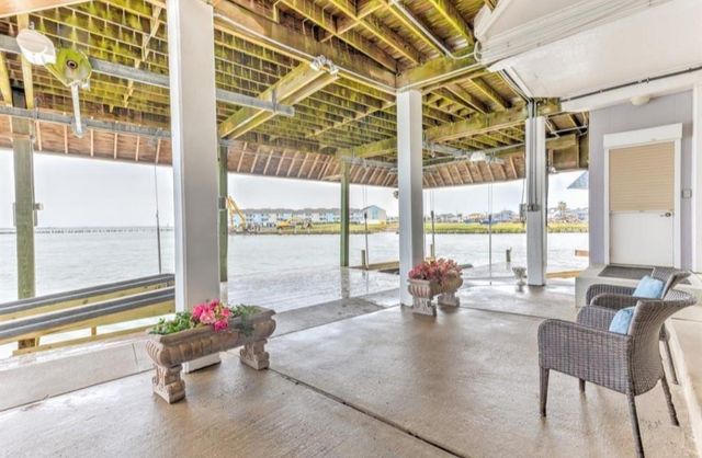 423 Hana Drive, Tiki Island, TX 77554