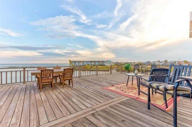 423 Hana Drive, Tiki Island, TX 77554