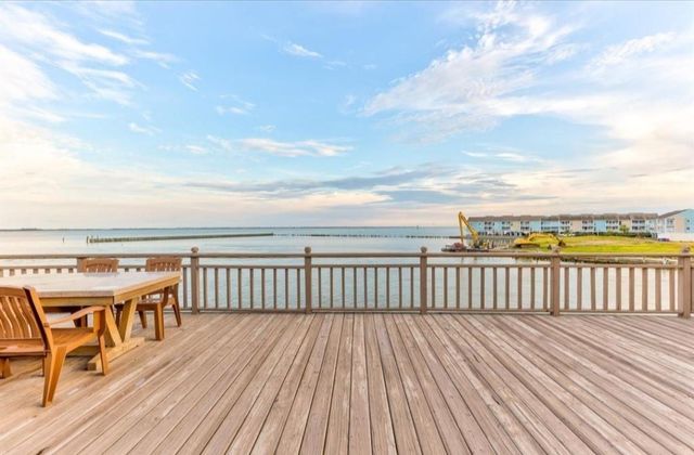 423 Hana Drive, Tiki Island, TX 77554